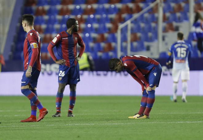 Los jugadores del Levante UD, abatidos tras ser eliminados por el Espanyol de la Copa del Rey (Iranzo / González).