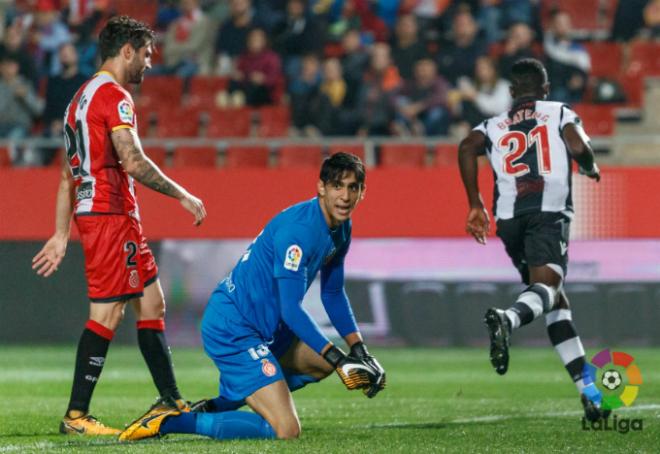 Boateng, del Levante UD, tras superar al portero Bono en el Girona-Levante de Copa del Rey (LaLiga).