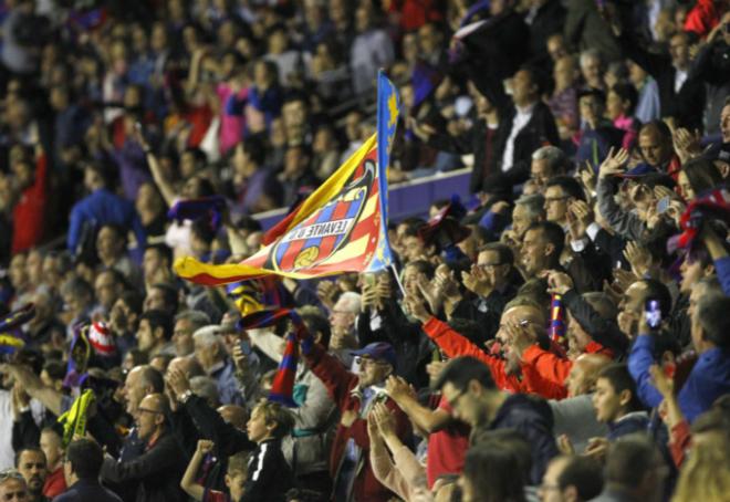 Parte de la afición del Levante UD durante el partido contra el FC Barcelona en el Ciutat de València.