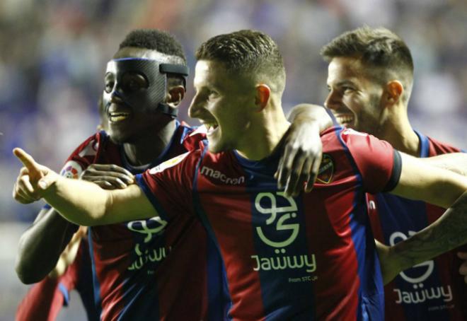 Boateng, junto a Bardhi y Róber Pier, celebrando un gol en el partido entre el Levante UD y el FC Barcelona (David González).