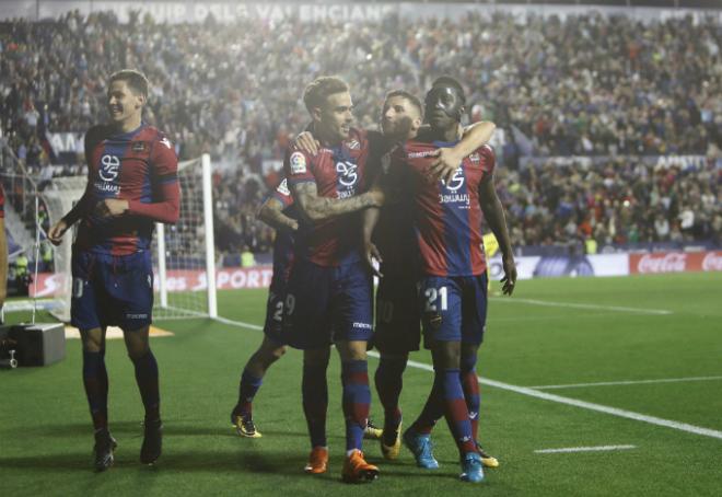 Boateng celebra uno de sus tres goles en la victoria del Levante UD contra el Barcelona (David González).