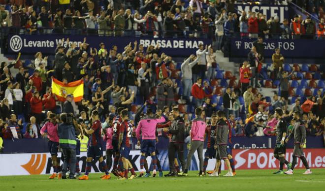 El Levante UD celebra con sus aficionados la victoria contra el Barcelona y el gran final de temporada (David González).
