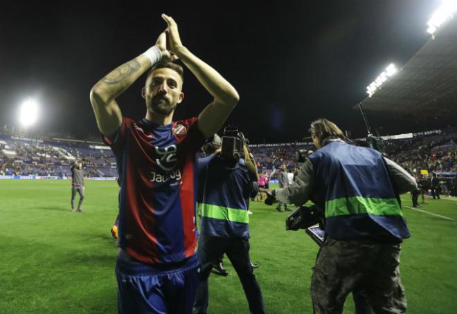 Morales celebra con la grada el histórico triunfo frente al Barça. (Foto: David González)