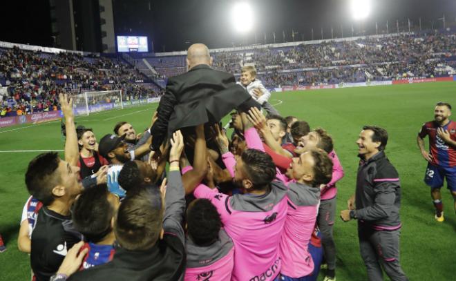 Paco López manteado por sus jugadores. (Foto: David González)
