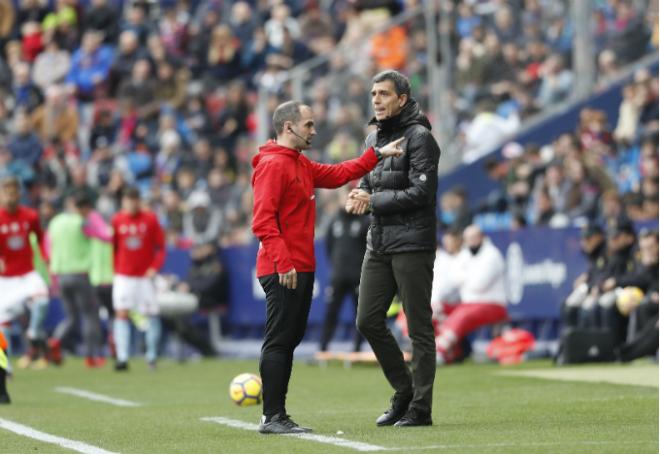 Muñiz, advertido por el cuarto árbitro, durante el partido entre el Levante UD y el Celta (Iranzo / González).