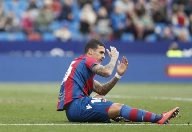 Nano Mesa, en el suelo en un momento del partido entre el Levante UD y el Celta (David González).