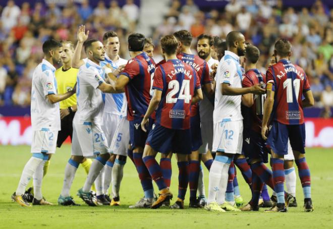 Tangana entre los jugadores del Levante UD y el Deportivo en el último partido en el Ciutat de València (ElDesmarque).