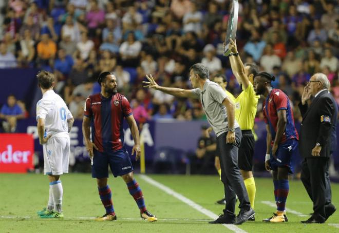 Muñiz da instrucciones a Ivi durante el partido entre el Levante UD y el Deportivo (Iranzo / González).