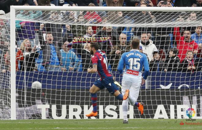 Morales celebra el gol del 1-0 en el Levante-Espanyol (Iranzo / González).