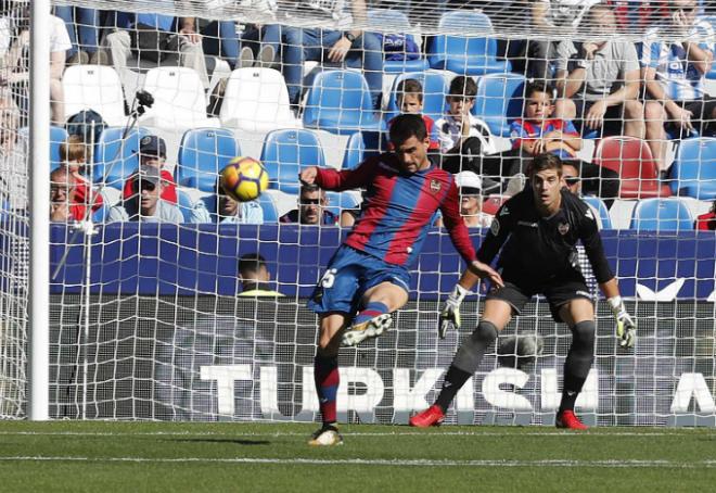 Sergio Postigo despeja un balón durante el partido entre el Levante UD y el Girona.