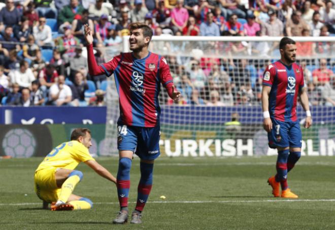 Campaña celebra el gol de la victoria del Levante UD contra la UD Las Palmas (Iranzo / González).