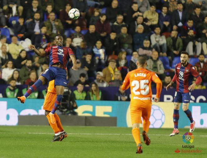 Lerma y Cabaco en una pugna por un balón aéreo. (Foto: LaLiga)