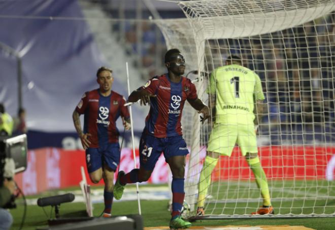 Boateng celebra su gol de la victoria del Levante UD contra el Málaga (Iranzo / González).