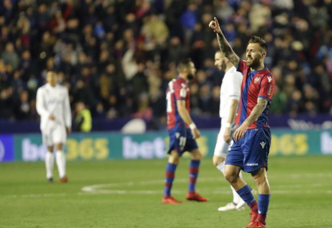 Antonio Luna celebra el empate del Levante UD contra el Real Madrid (González / Iranzo).