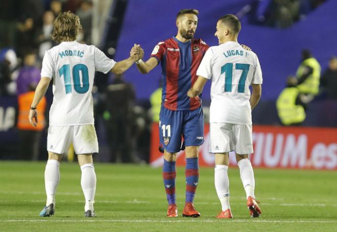 Morales saluda a Lucas Vázquez y Modric al finalizar el Levante-Real Madrid (González / Iranzo).