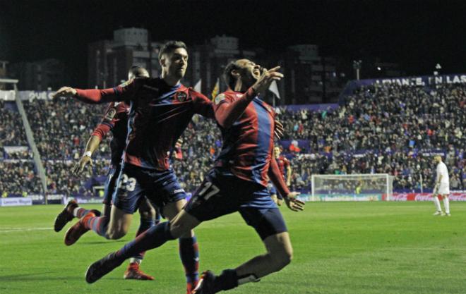 Pazzini celebra el gol del empate del Levante UD frente al Real Madrid (LaLiga).