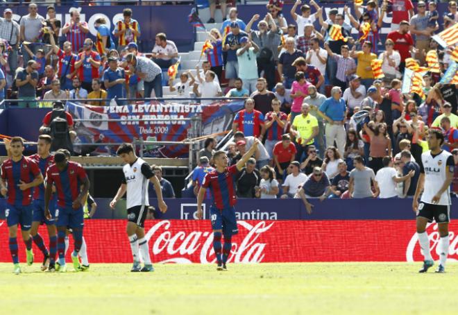 Bardhi saluda a la afición tras marcar el gol del empate del Levante UD frente al Valencia CF en el derbi (Iranzo / González).