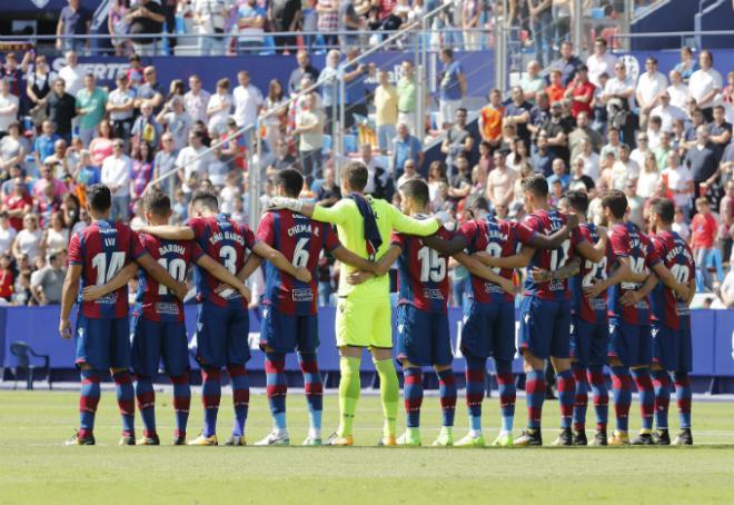 Los jugadores del Levante UD, durante el minuto de silencio antes del derbi frente al Valencia CF (Iranzo / González).