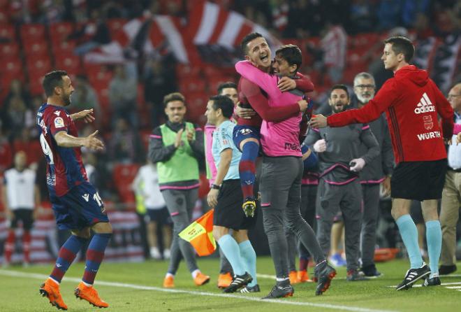 Bardhi se abraza a Lukic tras marcar su segundo gol en el Athletic-Levante (Levante UD).