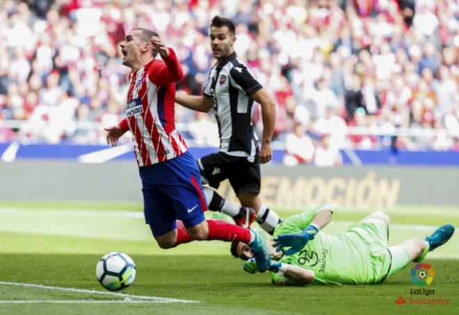 Griezmann cae ante la salida de Oier en el primer tiempo del Atlético-Levante (LaLiga).