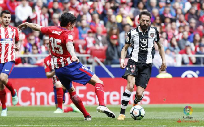 Morales encara a Vrsaljko en un momento del Atlético-Levante (LaLiga).