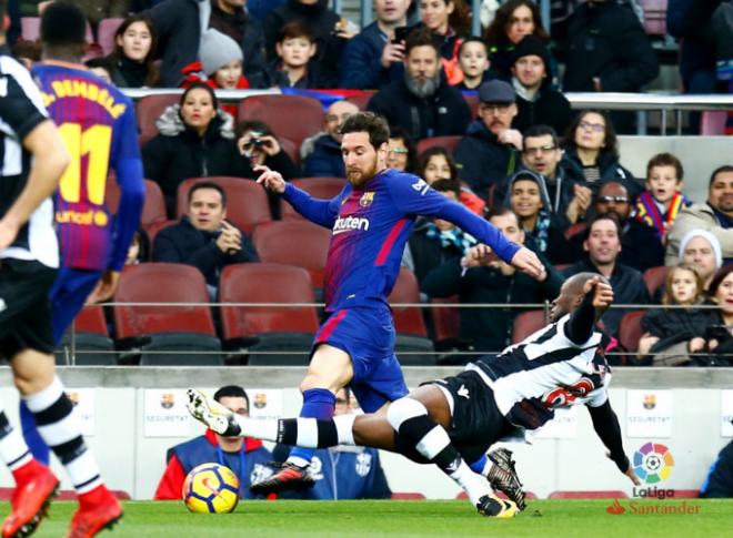 Messi evita la entrada de Jefferson Lerma durante el Barcelona-Levante (Imagen: LaLiga).