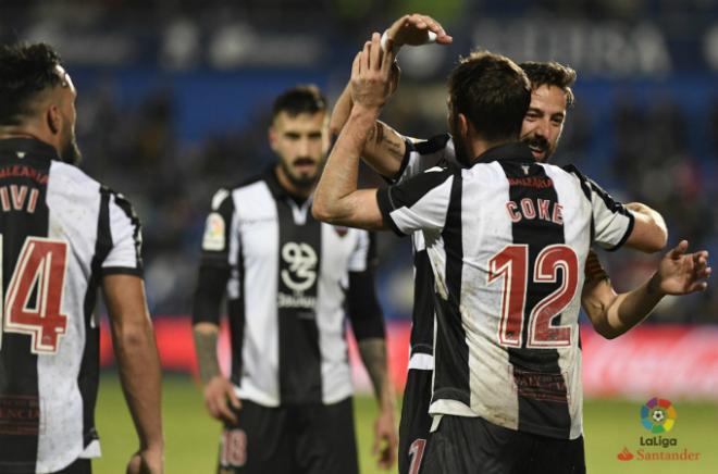 Morales y Coke se abrazan tras el gol de la victoria del Levante contra el Getafe logrado por el lateral (LaLiga).