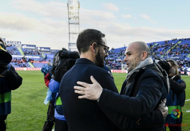 Paco López saludando a Bordalás al comienzo del partido. (Foto: LaLiga)