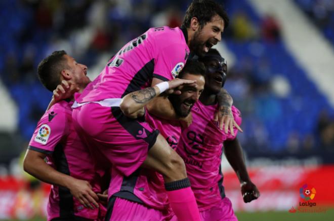 Coke se sube a lomos de Morales para celebrar el primero de los goles del Levante UD contra el Leganés (LaLiga).