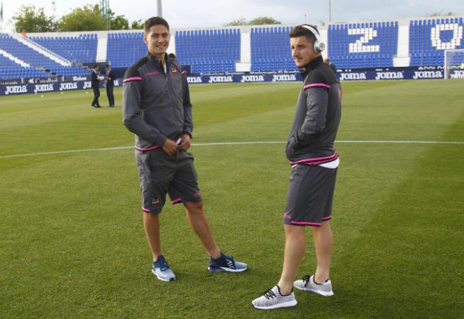Lukic y Bardhi, sobre el césped de Butarque antes del partido del Levante UD contra el Leganés (Levante UD).