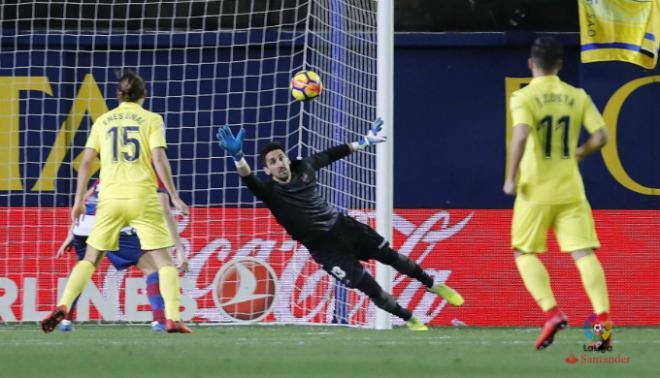 Oier se lanza a parar un balón ante el Villarreal. (Foto: LaLiga)