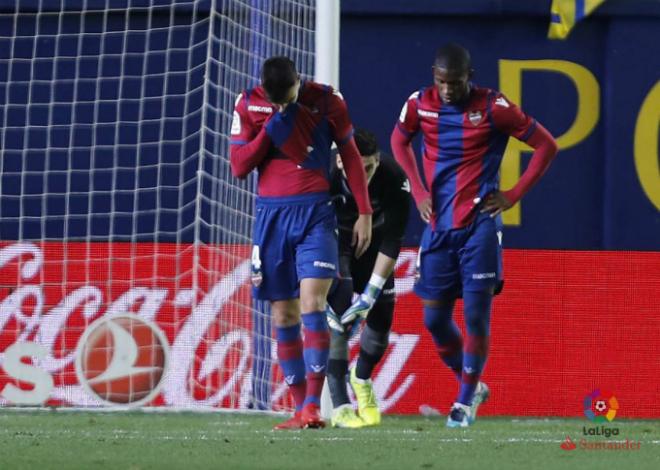 Róber Pier y Jefferson Lerma se lamentan durante el partido frente al Villarreal en el Estadio de La Cerámica (LaLiga).