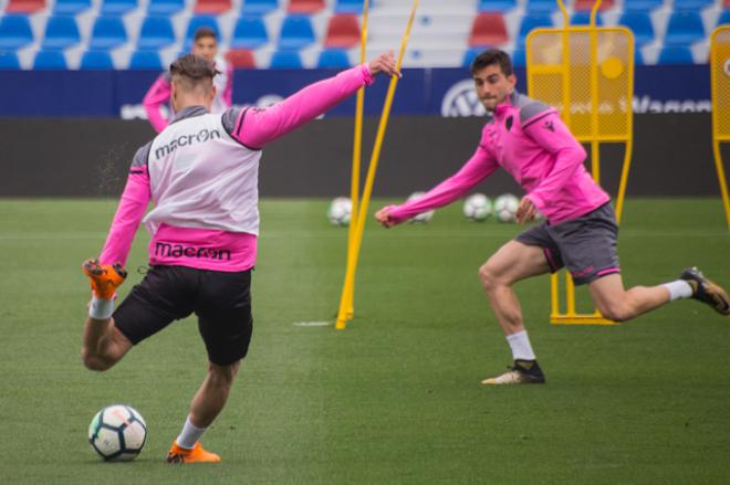 Sergio Postigo intenta interceptar un disparo de Roger durante el entrenamiento previo al duelo del Levante UD con el Sevilla (Jenn Torres).