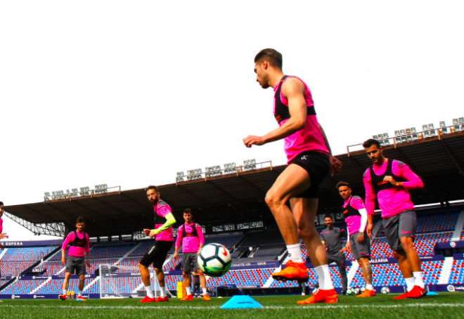 Los jugadores trabajan en la última sesión de antes de recibir al Athletic.