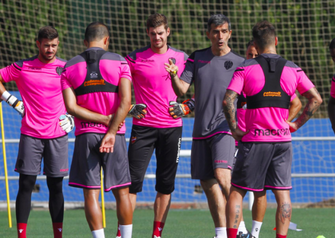 Muñiz dirige el primer entrenamiento de la vuelta a Primera División.