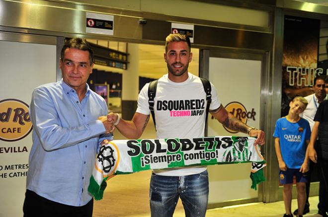 Camarasa posando con los colores del Betis.