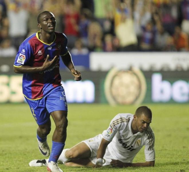 Kone celebra el gol ante la atónita mirada de Pepe. (Foto: Levante UD)