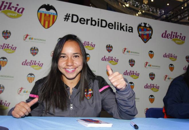 Charlyn Corral, durante el acto de firma de autógrafos para promocionar el derbi entre el Levante UD Femenino y el Valencia CF.