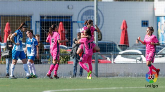 La capitana Sonia Prim es felicitada por sus compañeros del Levante UD tras marcar uno de los seis goles ante el Espanyol (LaLiga).
