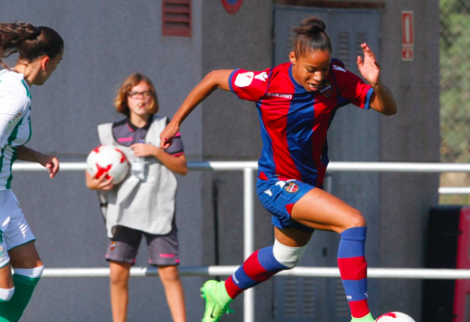 Jéssica Silva galopando por la Ciudad Deportiva. (Foto: Levante UD)