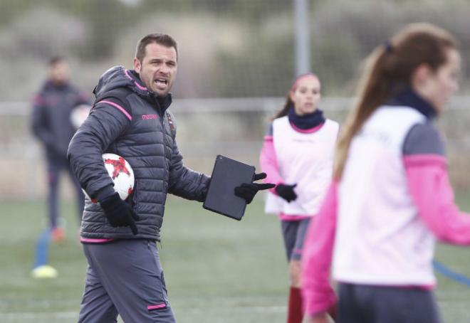 Kino, nuevo técnico del Levante UD Femenino, dirigiendo su primera sesión de entrenamiento (Levante UD).