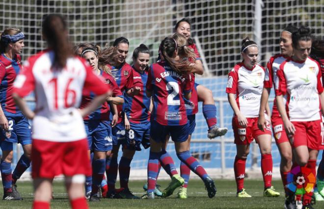 Charlyn Corral celebra con Greta Espinoza uno de sus goles en el Levante Femenino-Santa Teresa (LaLiga).