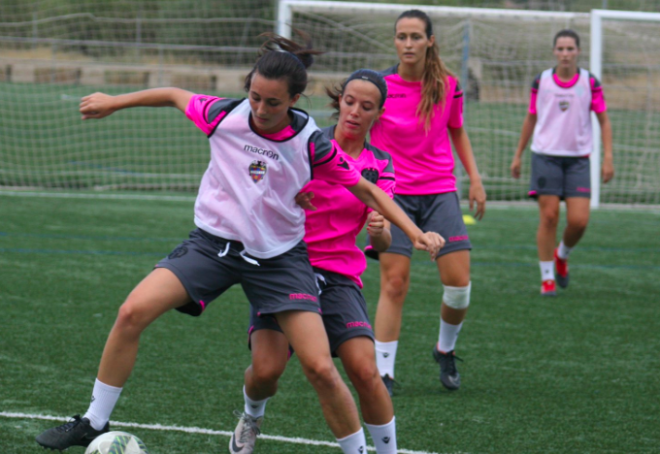 Las jugadoras trabajan en Buñol. (Foto: Levante UD)