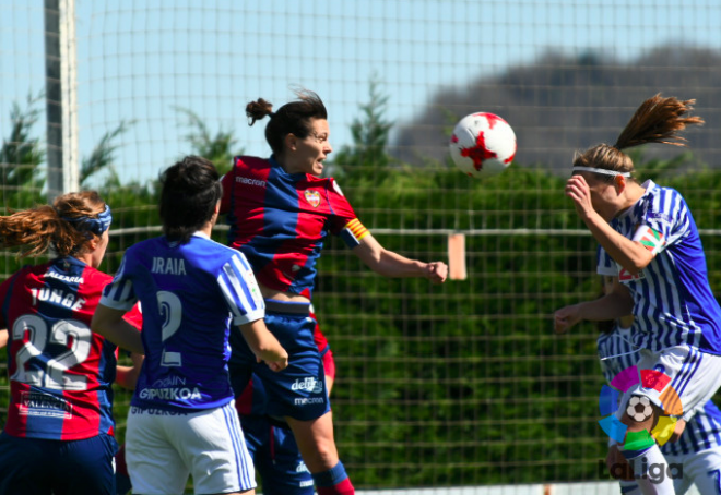 La capitana, Sonia Prim, pugna por un balón aéreo. (Foto: LaLiga)