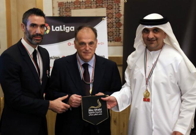 Fernando Sanz, en un acto en Abu Dhabi junto a Javier Tebas, presidente de LaLiga (Imagen: Twitter Fernando Sanz).