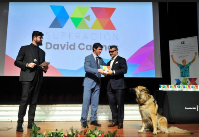 David Casinos recibe el premio DEX de ElDesmarque.