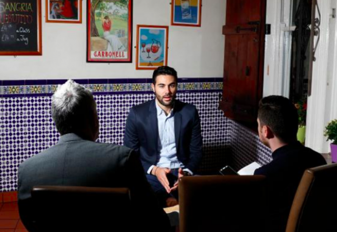 Iborra atendiendo a los medios del Leicester.