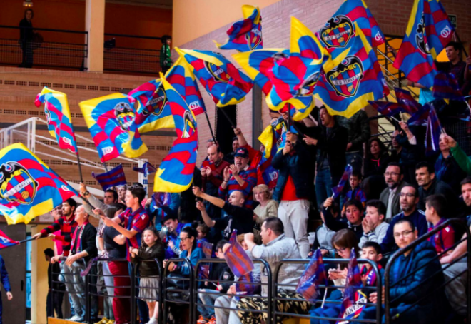 La afición en el Cabanyal celebrando. (Foto: Levante UD)