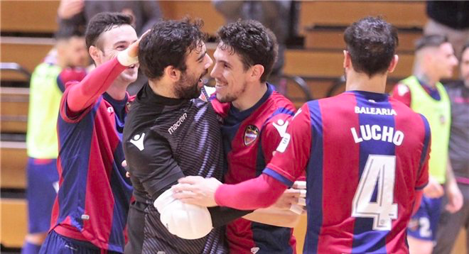 Prieto celebra junto al equipo. (Foto: Levante UD)
