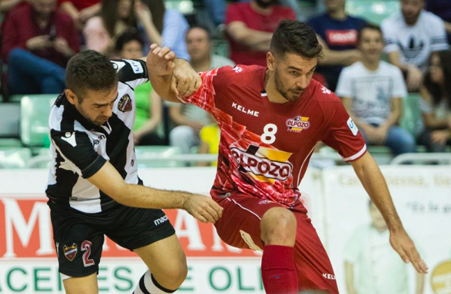 Cecilio pugna un balón frente a un jugador de ElPozo. (Foto: LNFS)